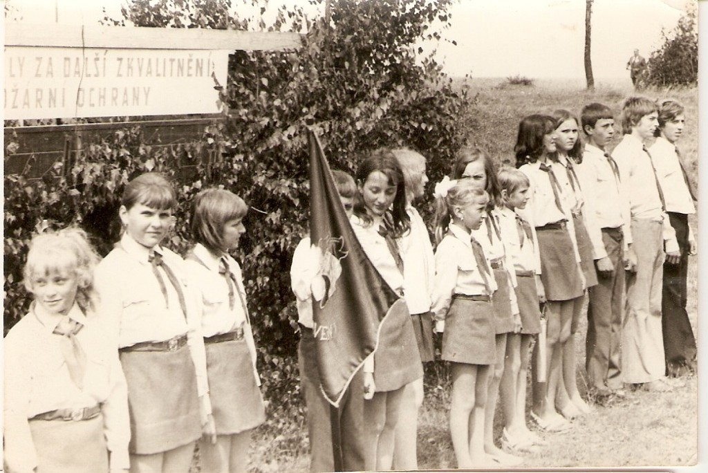 Nástup členů PO SSM u příležitosti 80.výročí založení SDH Hněvkovice ,v roce 1975, pod názvem požárníci